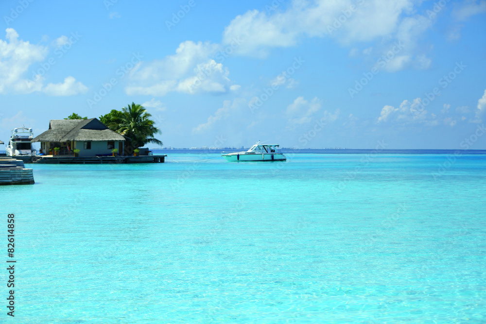 Obraz premium View of beautiful blue ocean water in Baros Maldives