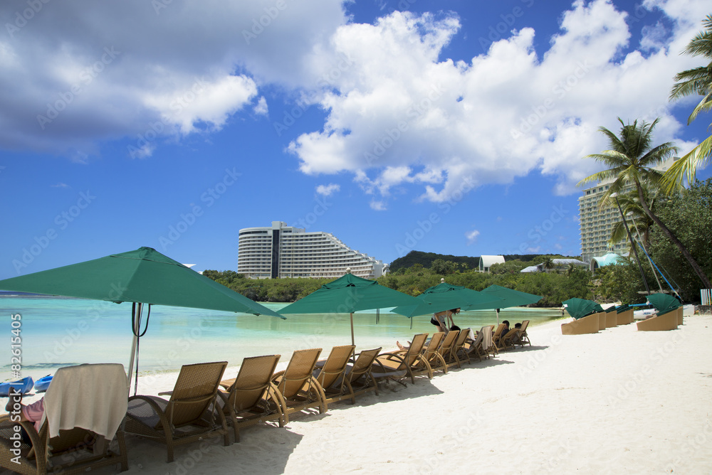 Obraz premium タモン湾のサンゴ礁とリゾートホテル