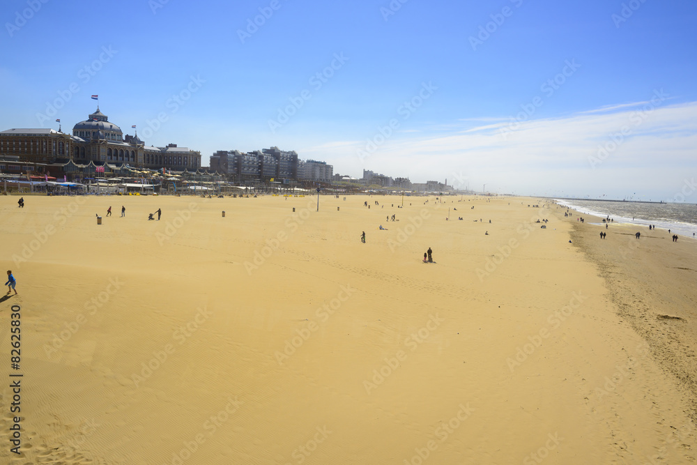 Sandstrand mit Badegästen mit der berühmten Strandpromenade in Scheveningen, Niederlande