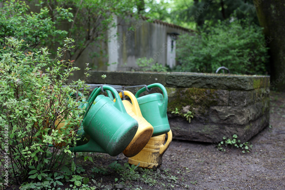 Gießkannen im Friedhof Gießkannen im Friedhof