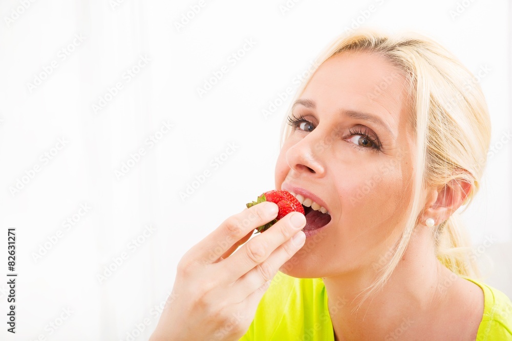 Erdbeeren essen Erdbeeren essen