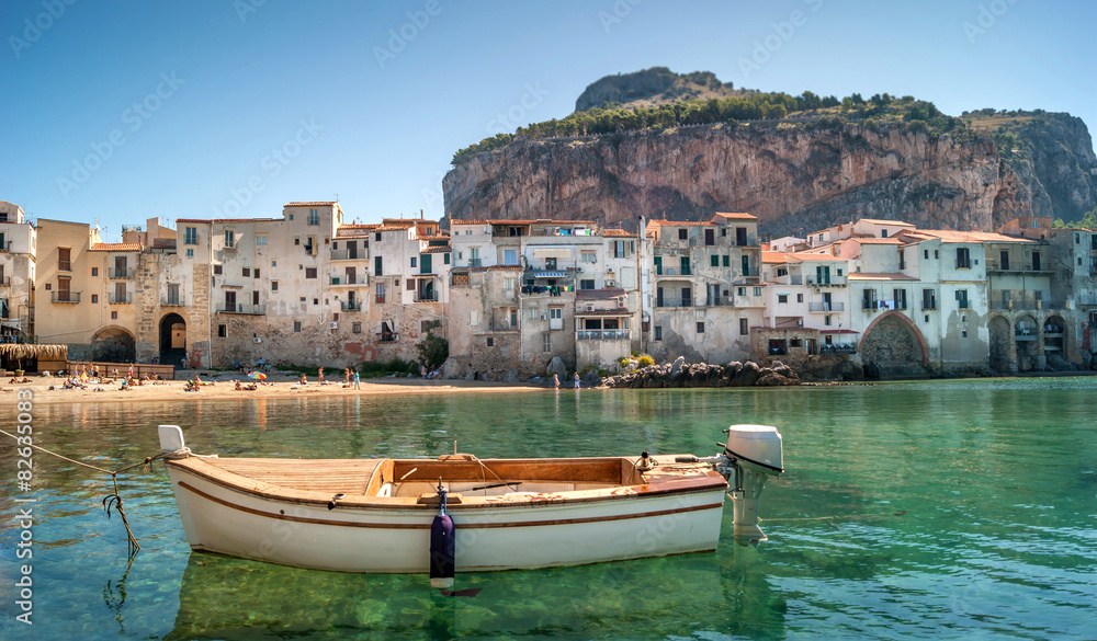 Barque de pêche dans le vieux port de Cefalu, Sicile
