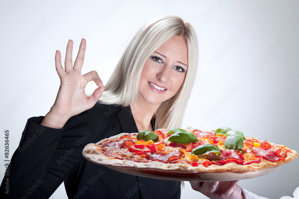 Businessfrau mit Pizza zeigt OK Zeichen Porträt Businessfrau mit Pizza zeigt OK Zeichen Porträt