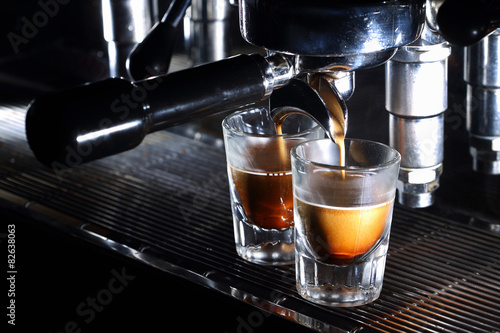 Photo Professional espresso machine brewing a coffee
