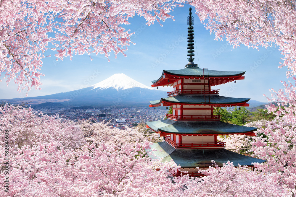 Fototapeta premium Pagoda Chureito w Fujiyoshida wiosną