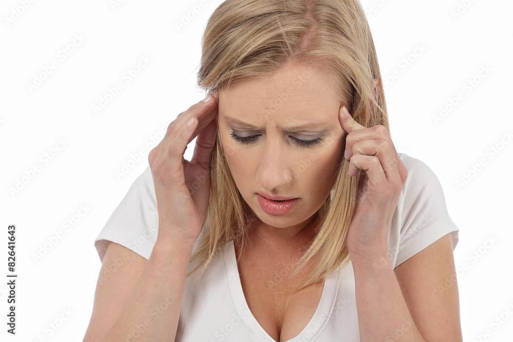 jeune femme souffrant de maux de tête jeune femme souffrant de maux de tête
