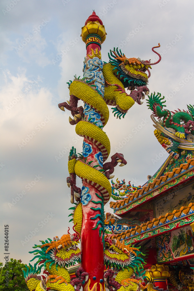 Fototapeta premium The Elegant Dragon on the sky at chinese temple