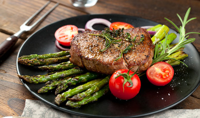 Fototapete Steakhouse Steak mit grünem Spargel serviert  © karepa