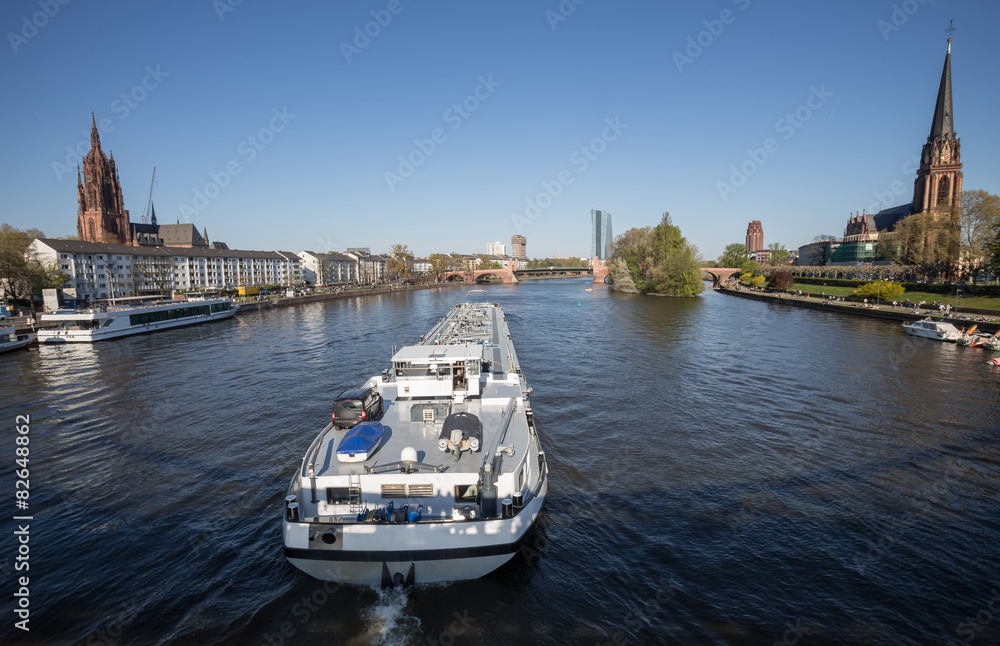 Fototapeta premium frankfurt am main river view with big ship