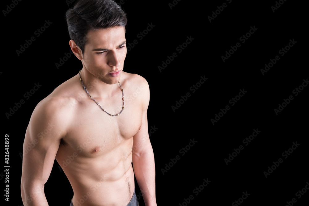 Fototapeta premium Przystojny przystojny młody człowiek z atletycznym ciałem