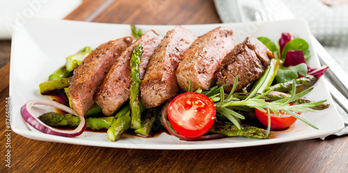 Steak mit spargel photo