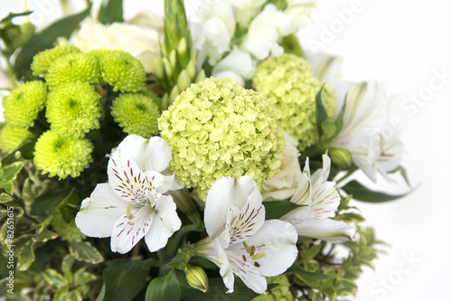 Fototapeta Naklejka Na Ścianę i Meble -  Grün weißer Blumestrauss
