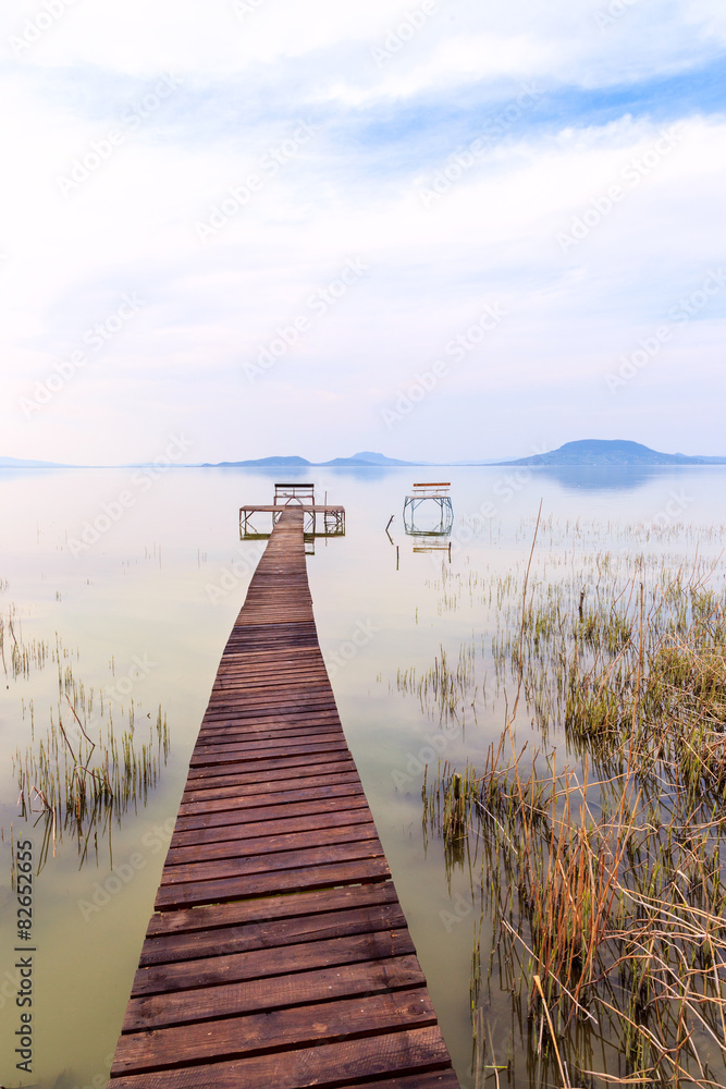 Obraz premium Wooden pier in tranquil lake Balaton