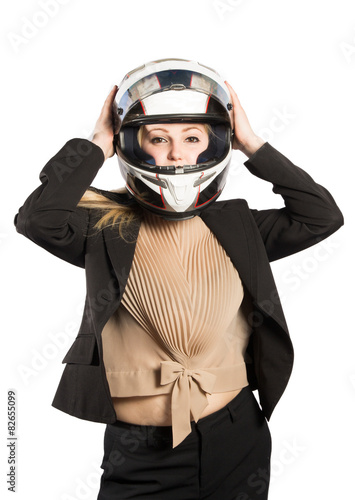 Junge Frau mit Motorradhelm