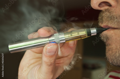Obraz na plátně homme avec une cigarette électronique