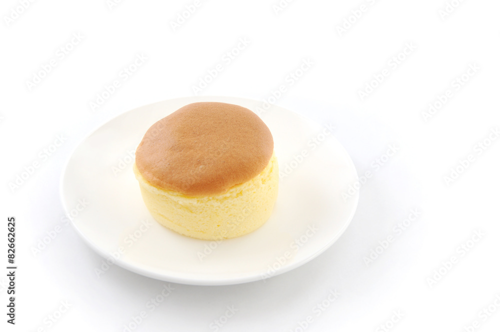 お皿にのせた スポンジケーキ ホットケーキ 白背景 お皿にのせた スポンジケーキ ホットケーキ 白背景