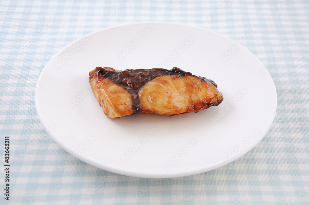 お皿にのせた ぶりの照り焼き 魚料理 テーブル お皿にのせた ぶりの照り焼き 魚料理 テーブル
