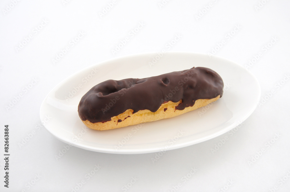 お皿にのせた エクレア シュークリーム フランスのお菓子 白背景 お皿にのせた エクレア シュークリーム フランスのお菓子 白背景