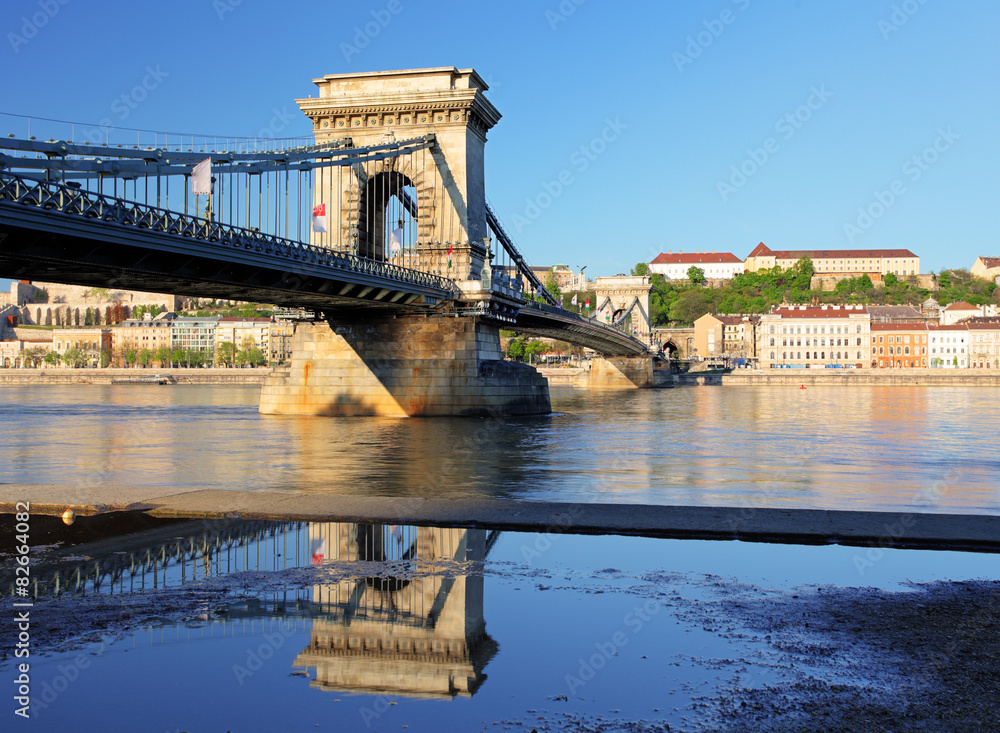 Obraz premium Chain Bridge - Budapest at day