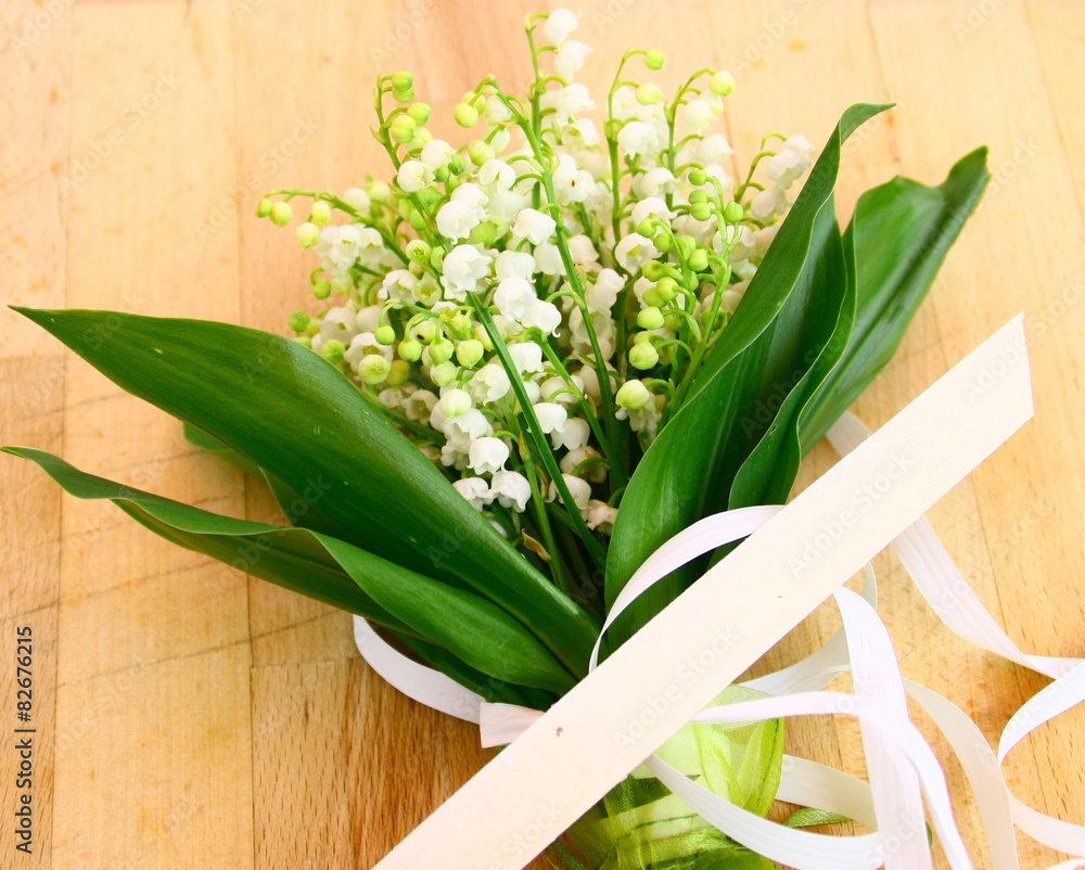 Image De Muguet A Telecharger Gratuit bouquet de muguet sur fond bois Photos | Adobe Stock