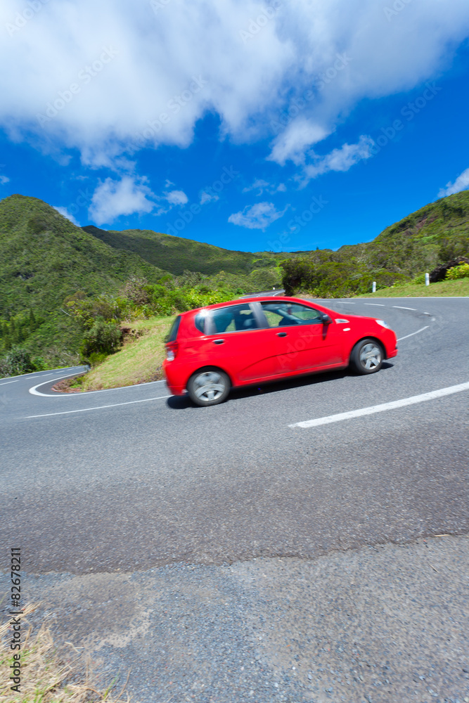 voiture rouge, route des Plaines, île de la Réunion voiture rouge, route des Plaines, île de la Réunion