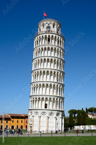 Pisa leaning tower/view of leaning tower in afternoon