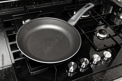 Leere Bratpfanne auf Gasherd