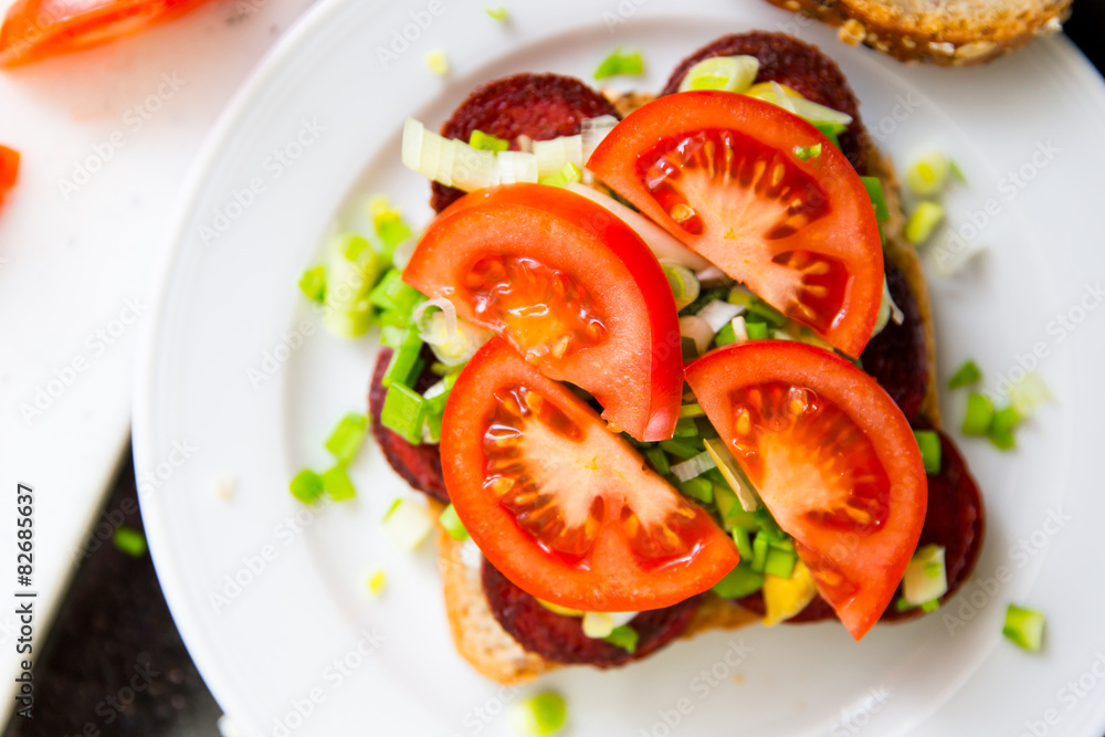 Sandwich mit gebratenen Wurstscheiben Sandwich mit gebratenen Wurstscheiben