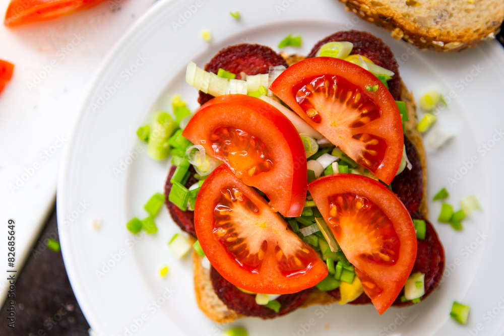 Sandwich mit gebratenen Wurstscheiben Sandwich mit gebratenen Wurstscheiben