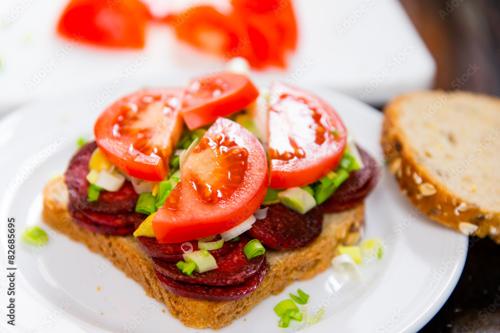 Sandwich mit gebratenen Wurstscheiben Sandwich mit gebratenen Wurstscheiben