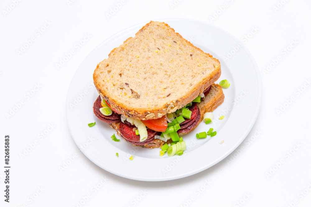 Sandwich mit gebratenen Wurstscheiben Sandwich mit gebratenen Wurstscheiben
