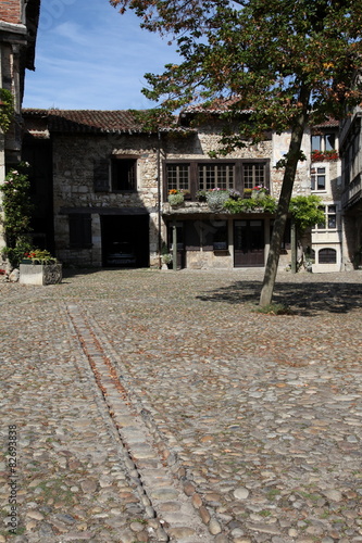 Rue pavée de Pérouges.