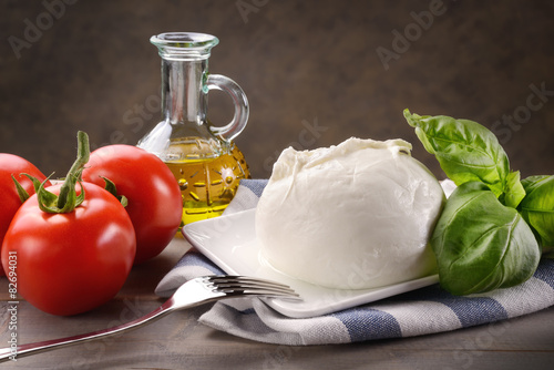 Mozzarella di bufala con pomodori, basilico e olio extravergine