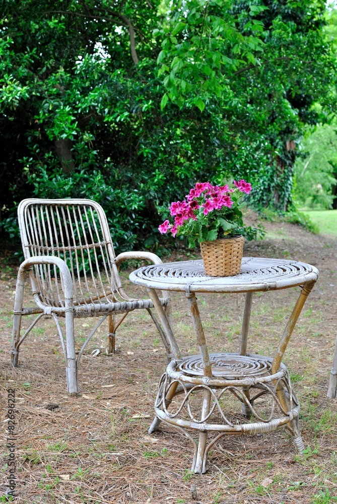 Angolo giardino - Poltroncina e tavolino in vimini