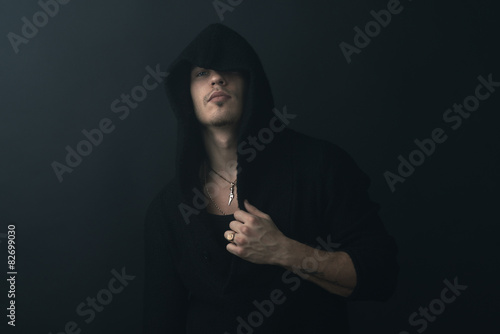 Bilde på lerret man in  black robe calm