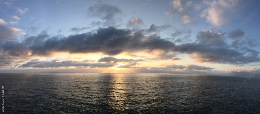 Obraz premium Panorama of sunset over ocean.
