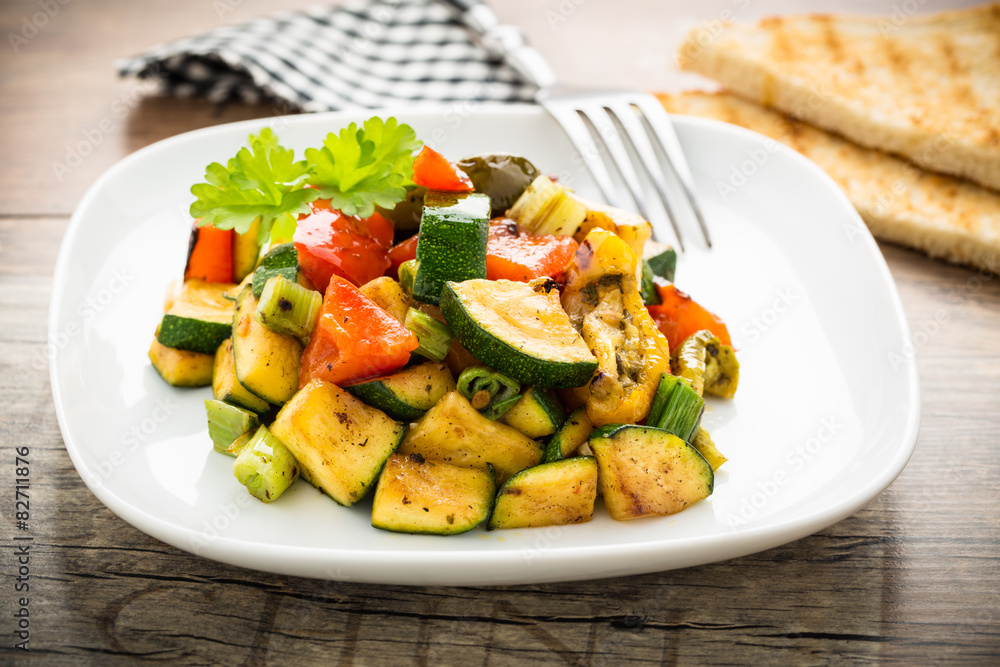 gegrilltes Gemüse und Toast - grilled veggies and toast gegrilltes Gemüse und Toast - grilled veggies and toast