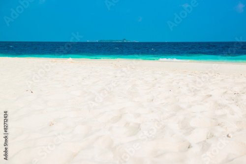 Canvas Print Sand beach and ocean wave, South Male Atoll. Maldives