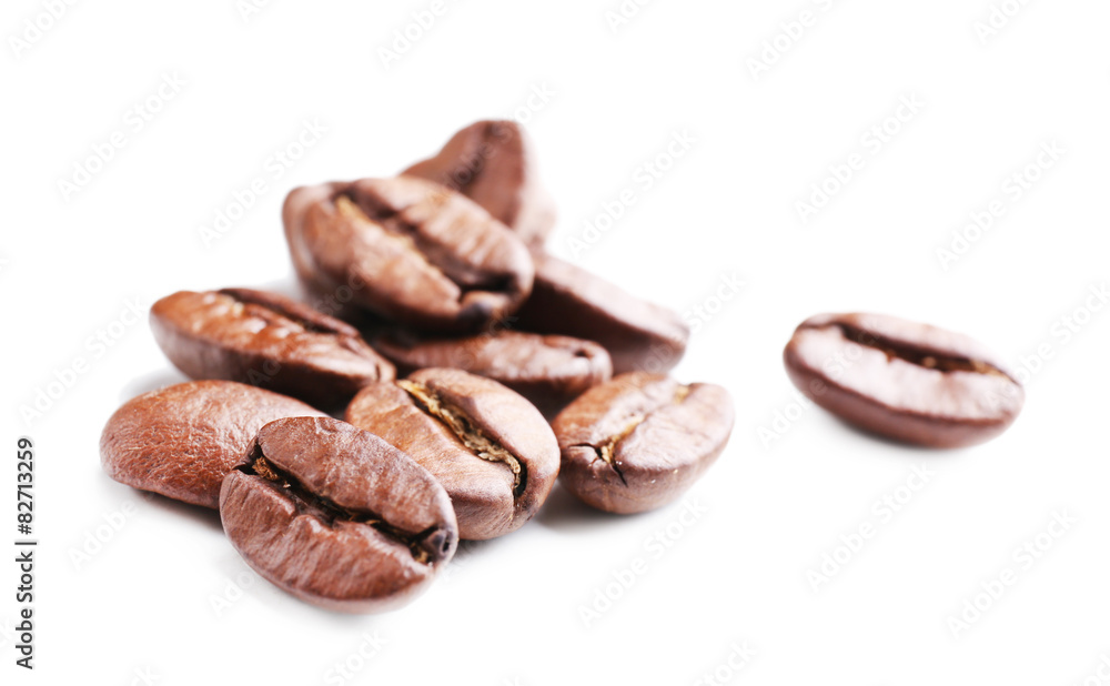 Obraz premium Coffee beans isolated on white