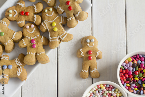 Tableau sur toile Gingerbread Men with Decorations on a Plate
