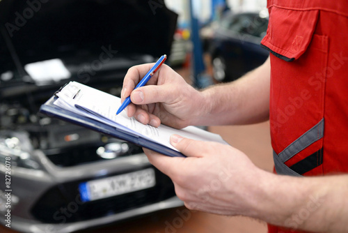 Durchsicht KFZ durch Automechaniker in Werkstatt 