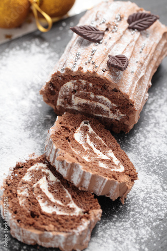 Valokuva Yule log cake on a Christmas table