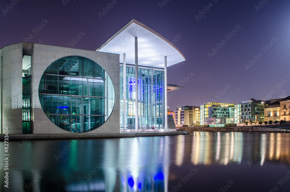 Naklejka premium night view of Marie-Elisabeth-Luders-Haus in berlin