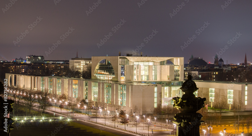 Fototapeta premium night view of the seat of german chancellor