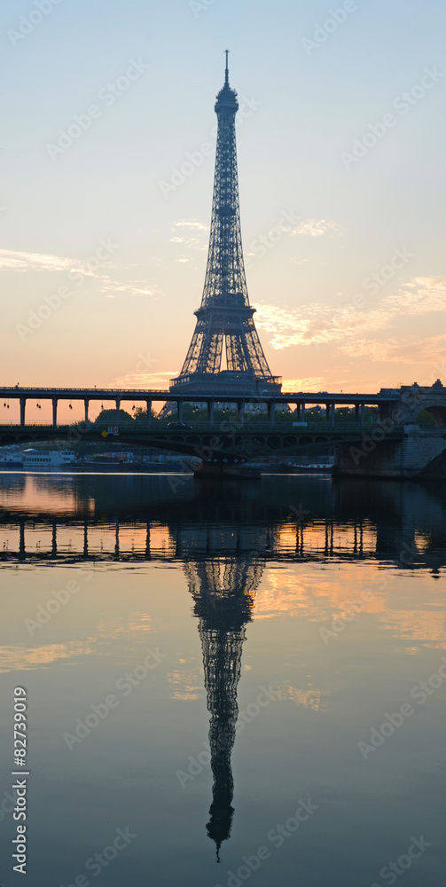 Tour Eiffel et reflet dans la Seine
