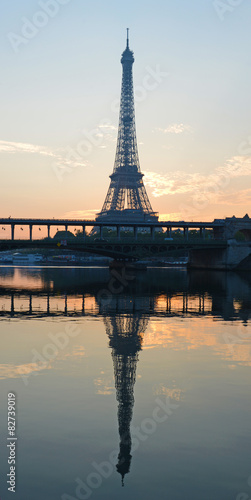 Tour Eiffel et reflet dans la Seine © jjfoto
