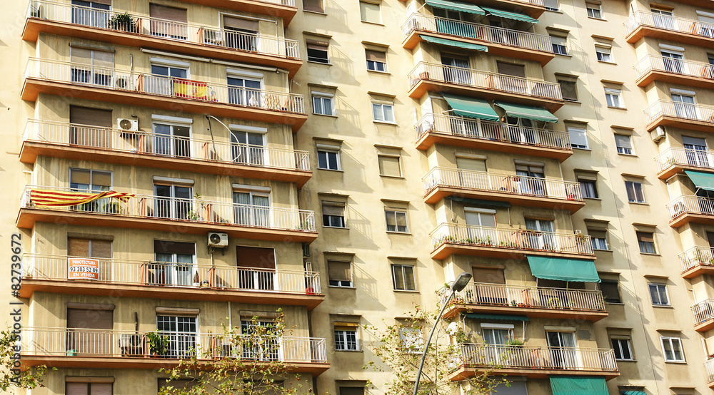 Fachada de un bloque de pisos en Barcelona