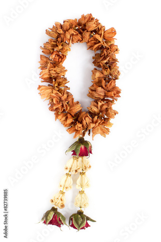 Obraz na plátne Brown dry garland with  red rose.