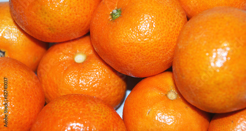 Mandarinas sobre fondo blanco