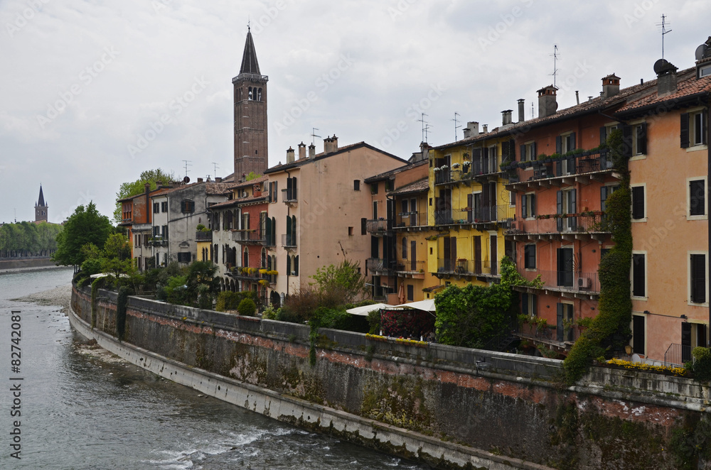 Häuserzeile an der Etsch mitTurm von S.Anastasia, Verona